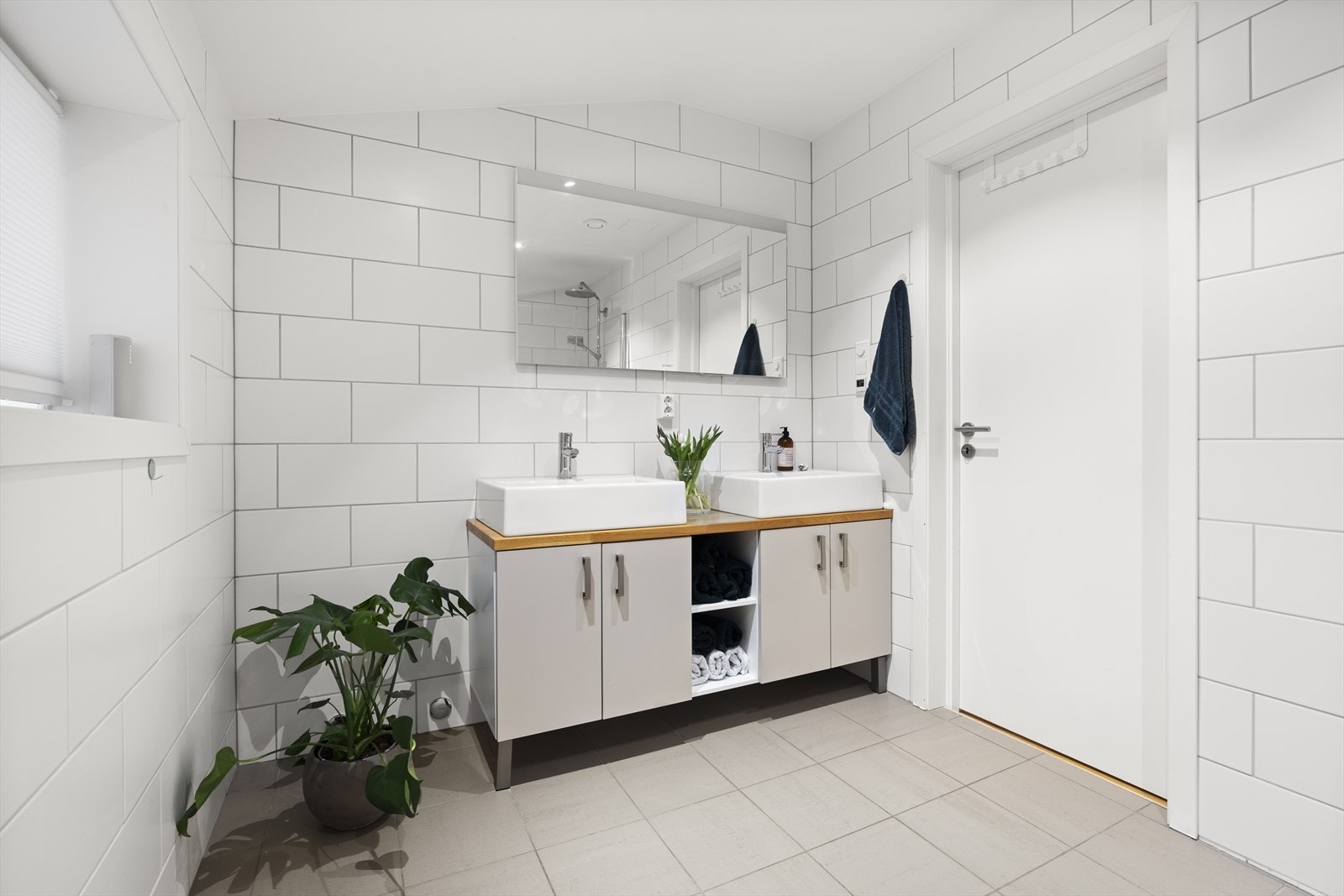 Her får du en god start på dagen med god belysning og varmekabler i gulvet. Galleribilde