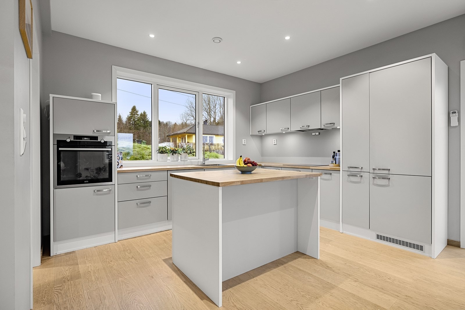 Det er et romslig og praktisk kjøkken, med integrerte hvitevarer, praktisk kjøkkenøy og god belysning! Galleribilde