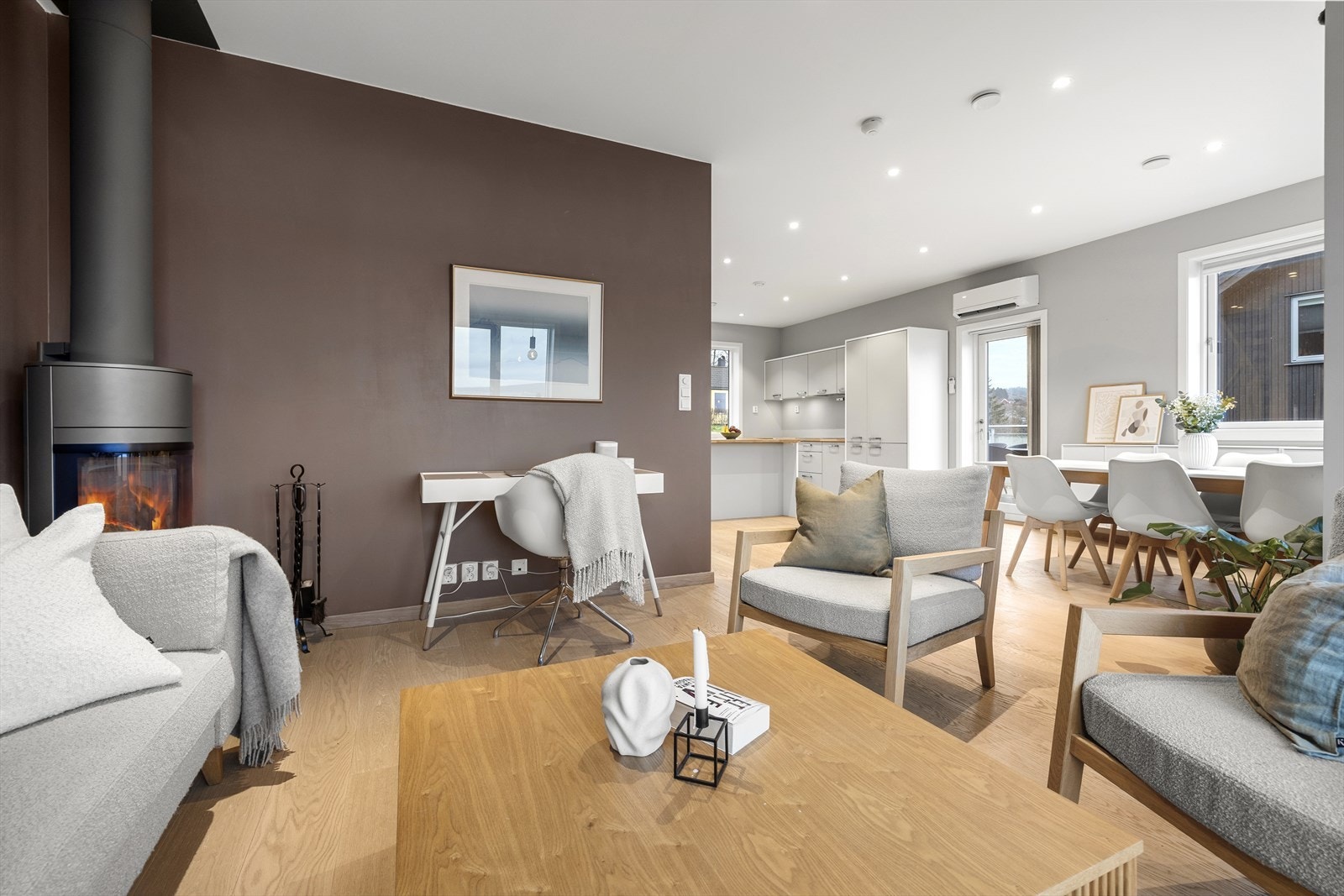 Det er parkett på gulvene, og det er malt, slett himling med downlights. Galleribilde