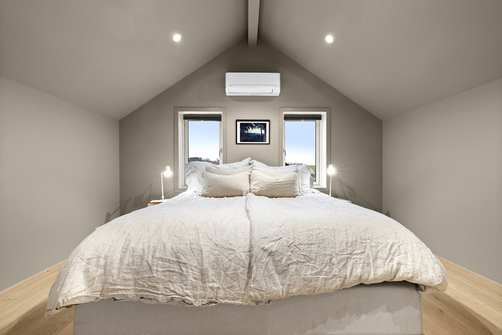 Her oppe er det et stort og deilig soverom! Galleribilde