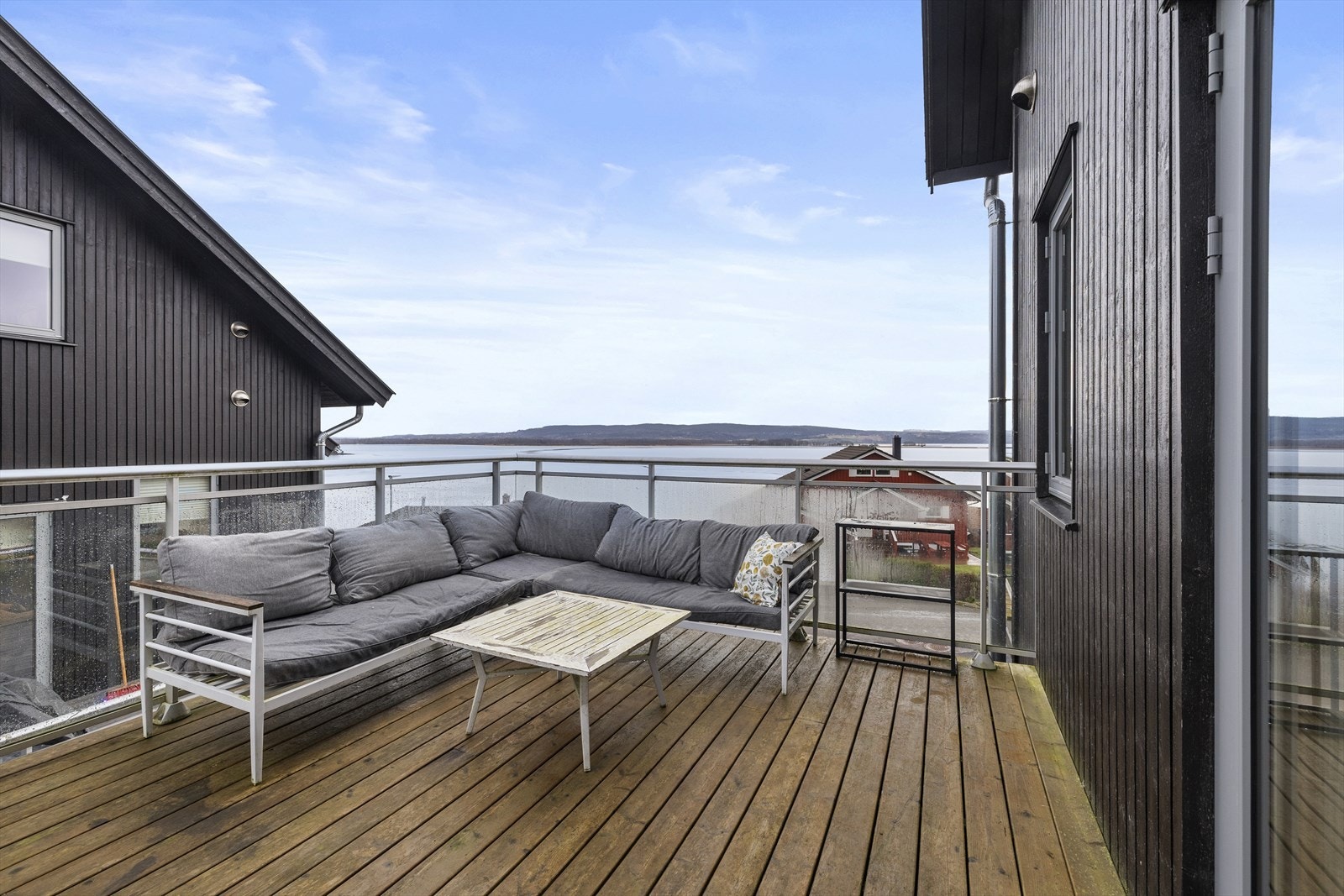 Fra kjøkkenet er det utgang til en stor terrasse på 55 kvm. Galleribilde