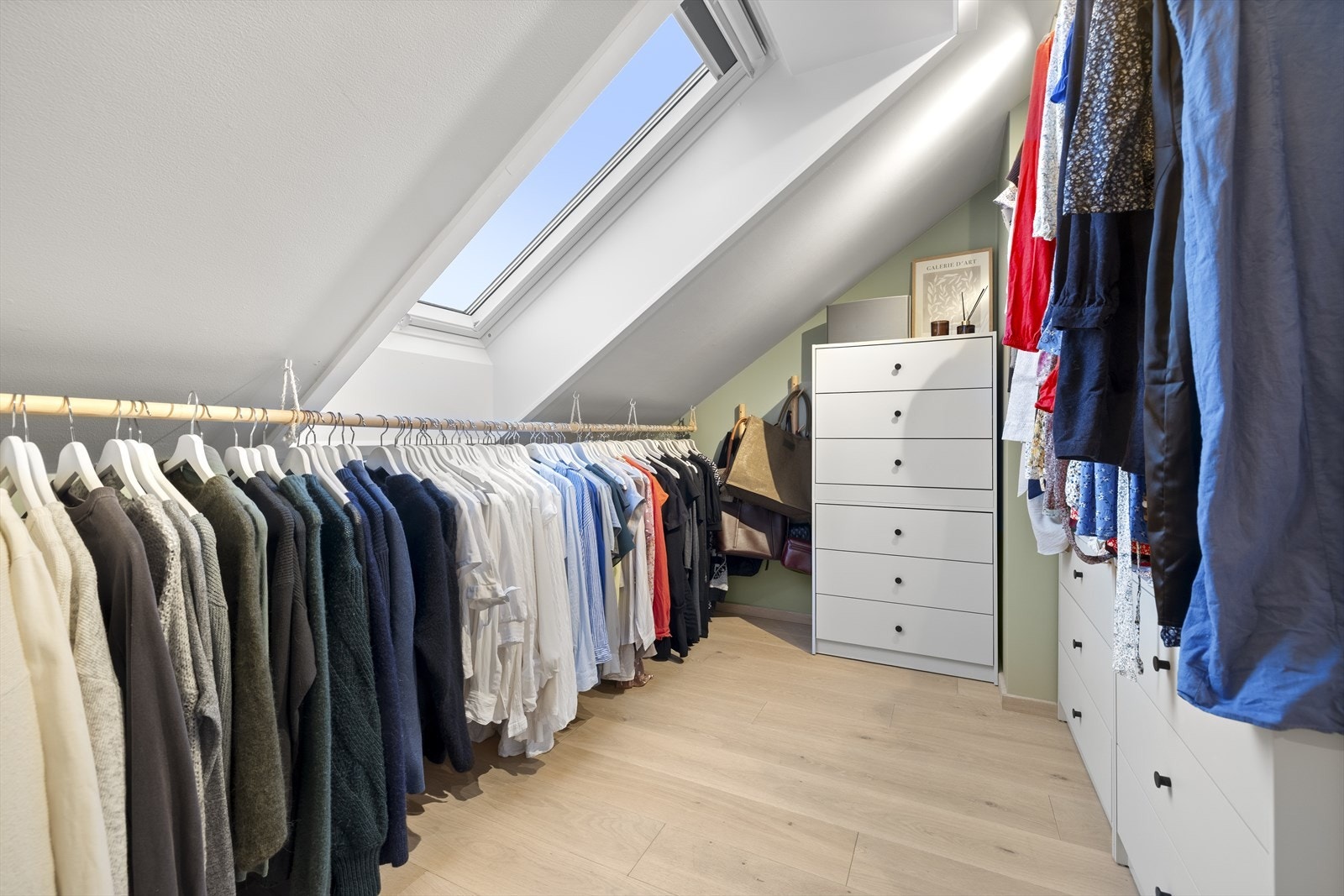 Garderoberommet er innredet med gode oppbevaringsløsninger. Galleribilde