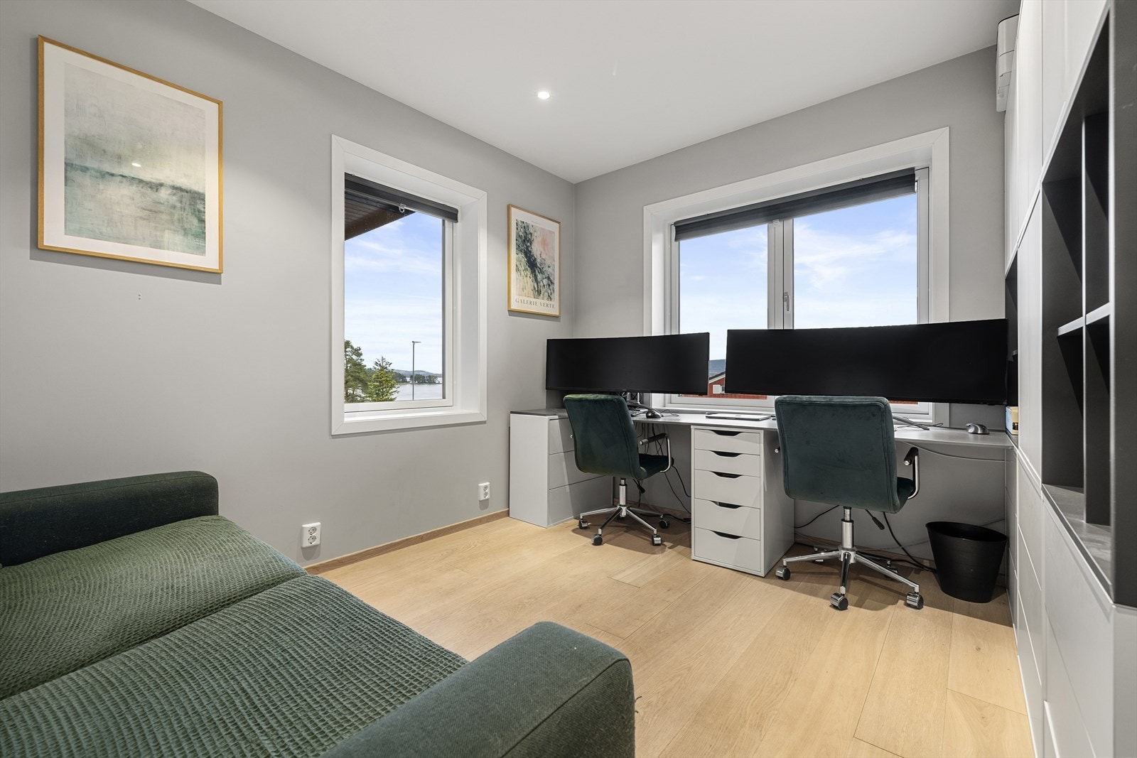 I underetasjen er det to soverom. Det ene er innredet som kontor. Galleribilde