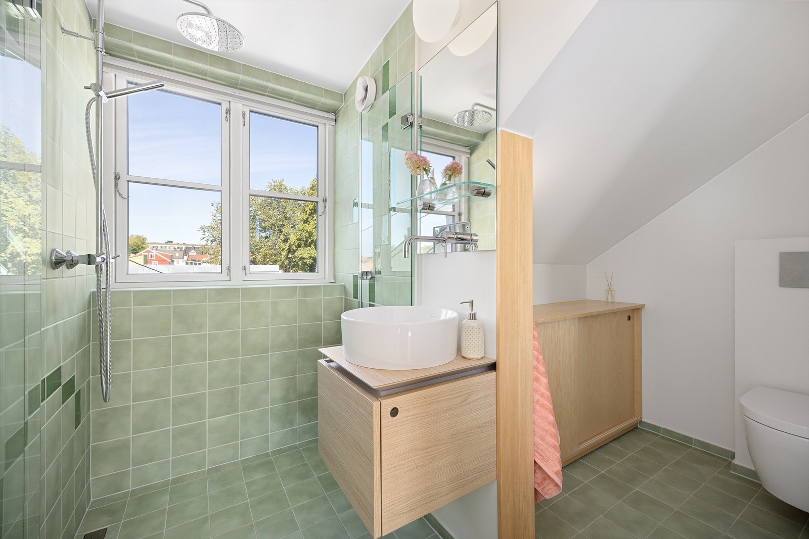 Badet i loftsetasjen ble etablert i 2020, og er holdt i samme, delikate fargekombinasjon som badet i 2. etasje. Galleribilde