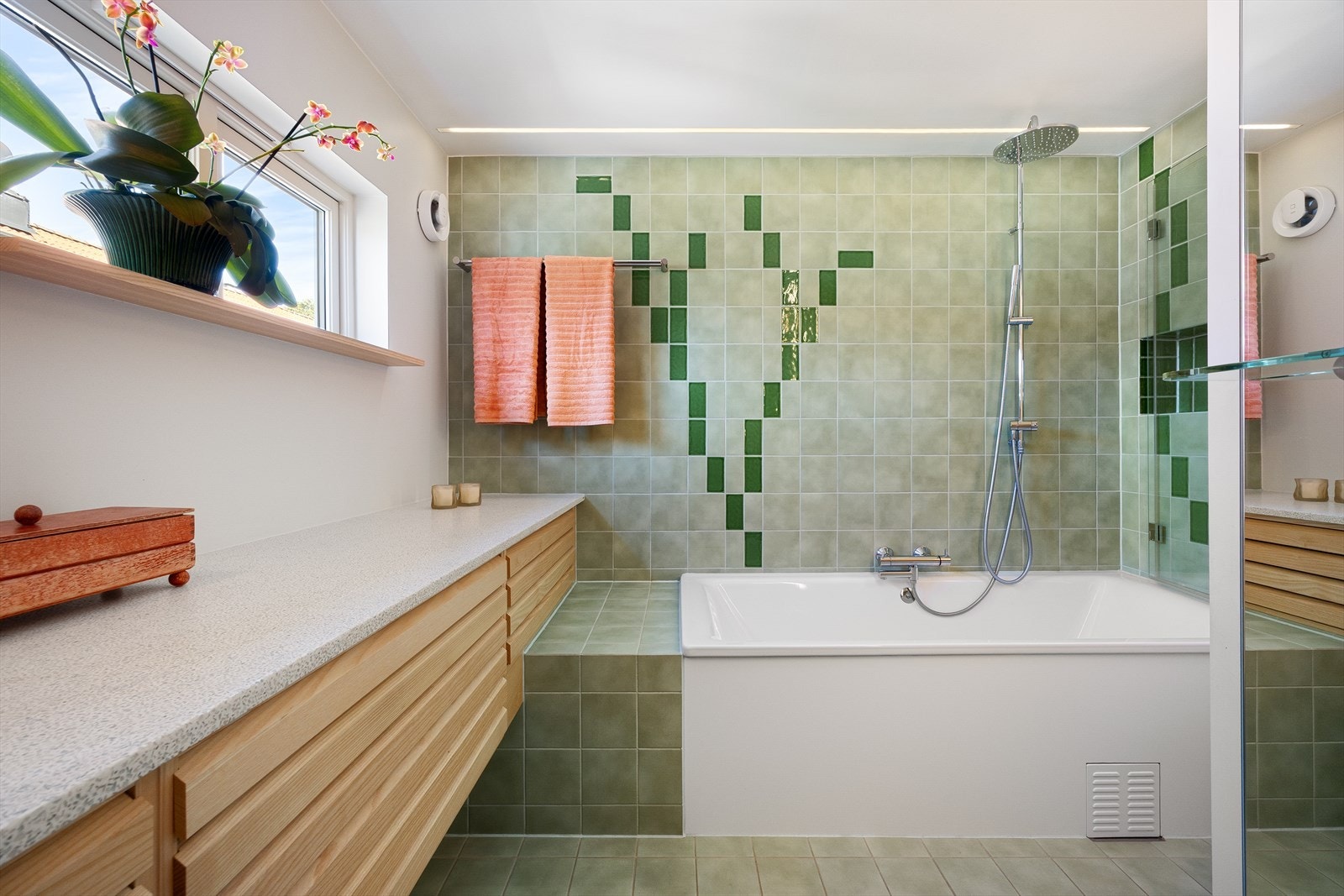 Badet i 2. etasje ble pusset opp, samt utvidet i 2020. Her innbys det til egentid og velvære med delikate fargevalg. Galleribilde