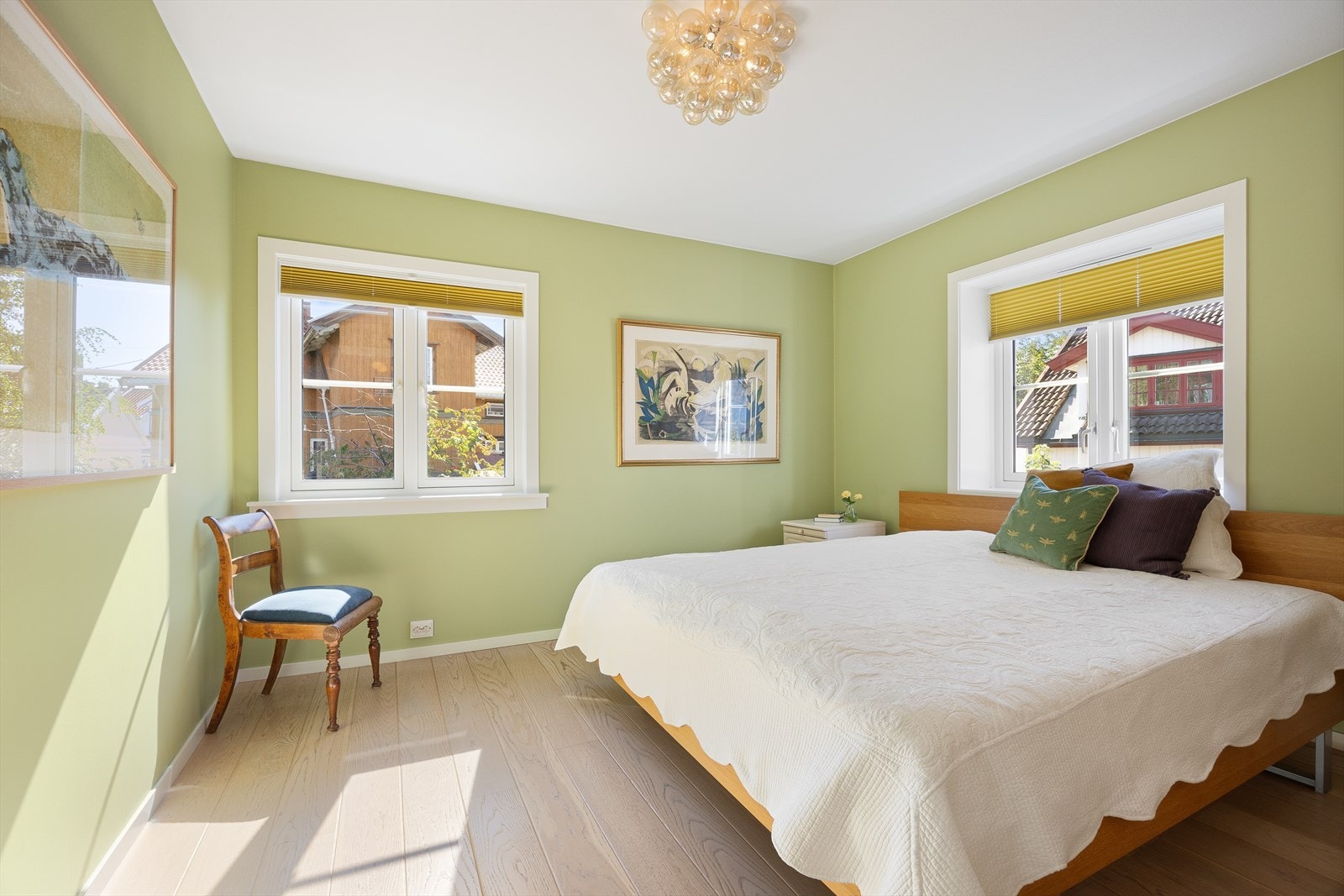 Hovedsoverommets grønntone står godt til parkettgulvet. Lystette plissegardiner her og i hele 3. etasje kan følge med. Galleribilde