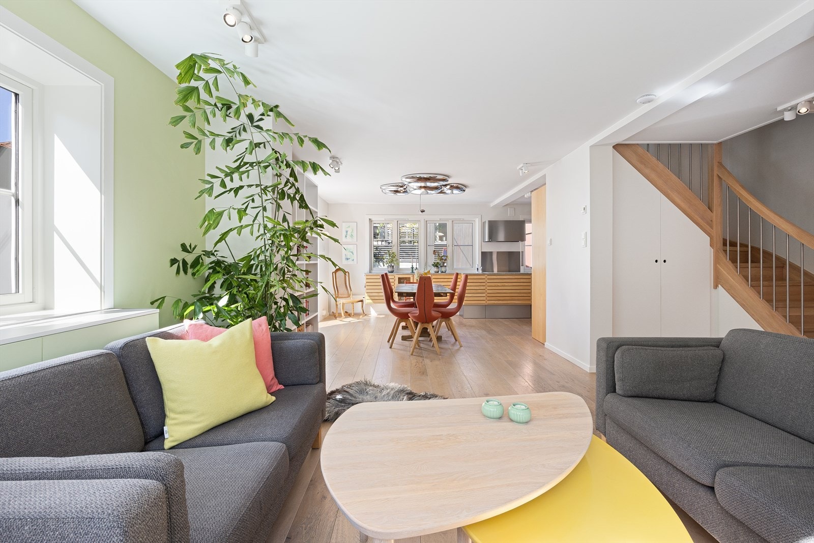 Den åpne planløsningen med mange vinduer gir en luftig atmosfære i 1. etasje. Galleribilde