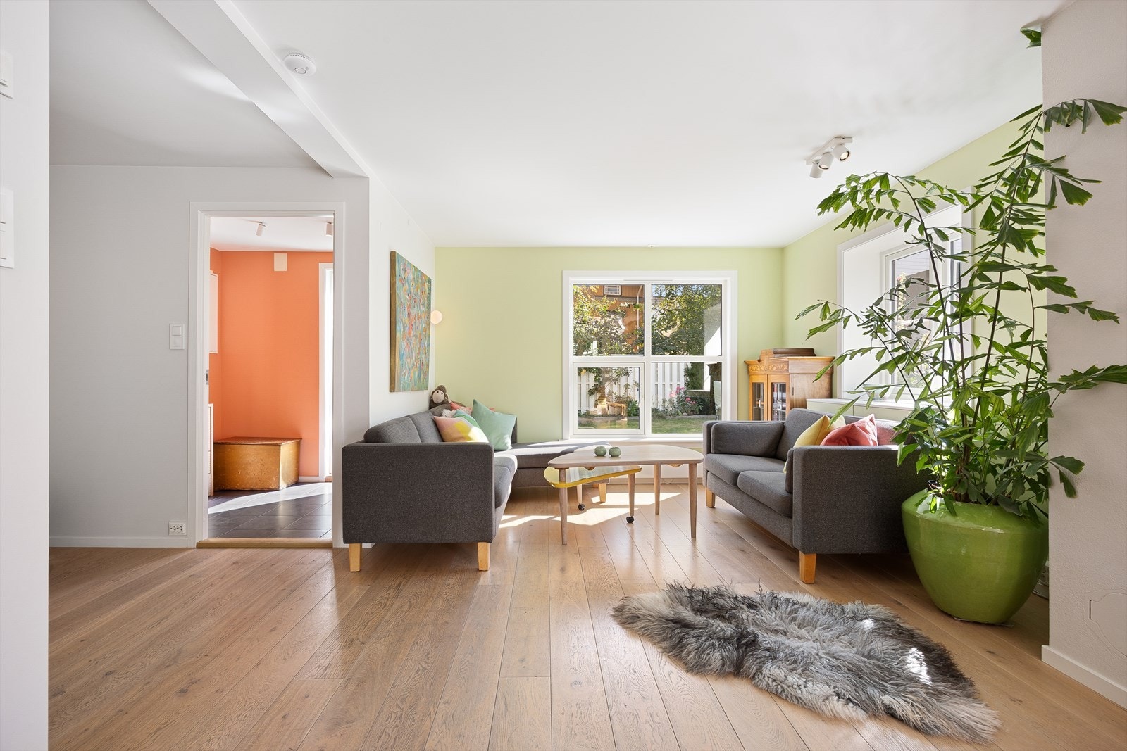 Boligen ble omfattende oppgradert i 2020, og fremstår med stilfulle farge- og materialvalg. Galleribilde