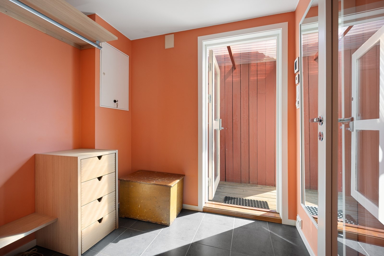 Boligen har en flott entré med eik garderobeløsning fra 2021 og varme i flislagt gulv. Galleribilde