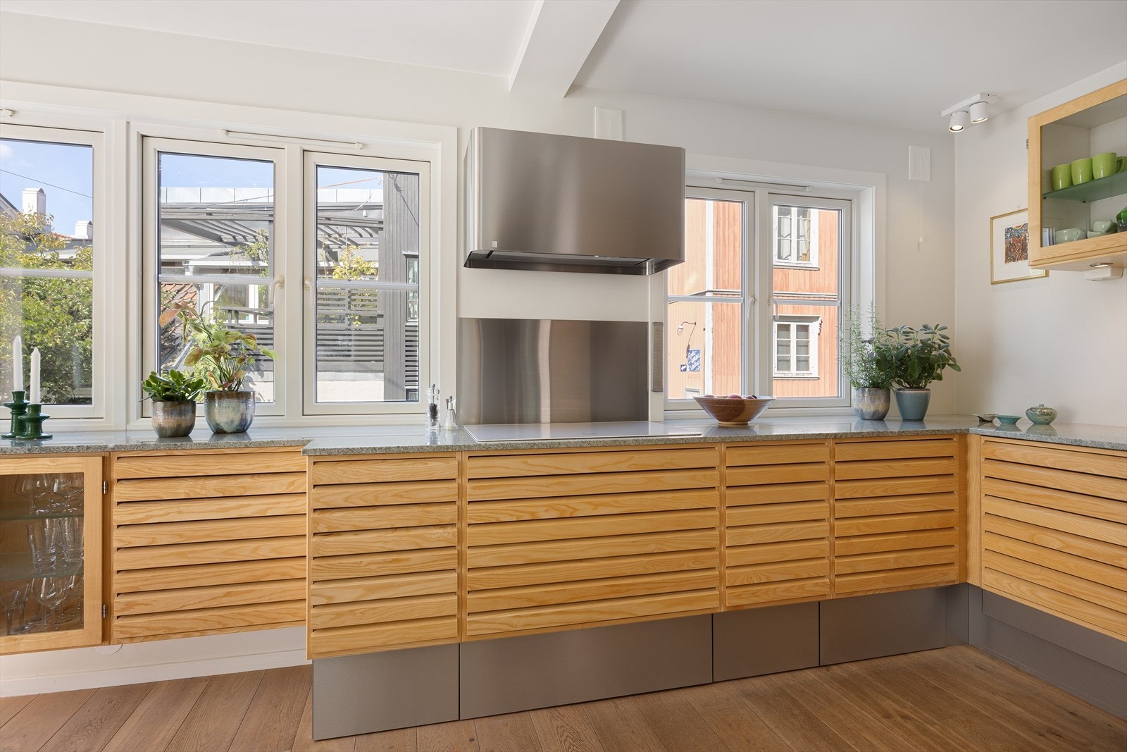 Et stilfult og moderne Uno form Classic kjøkken i ask fra 2020 med sokkelskuffer gir god plassutnyttelse. Galleribilde