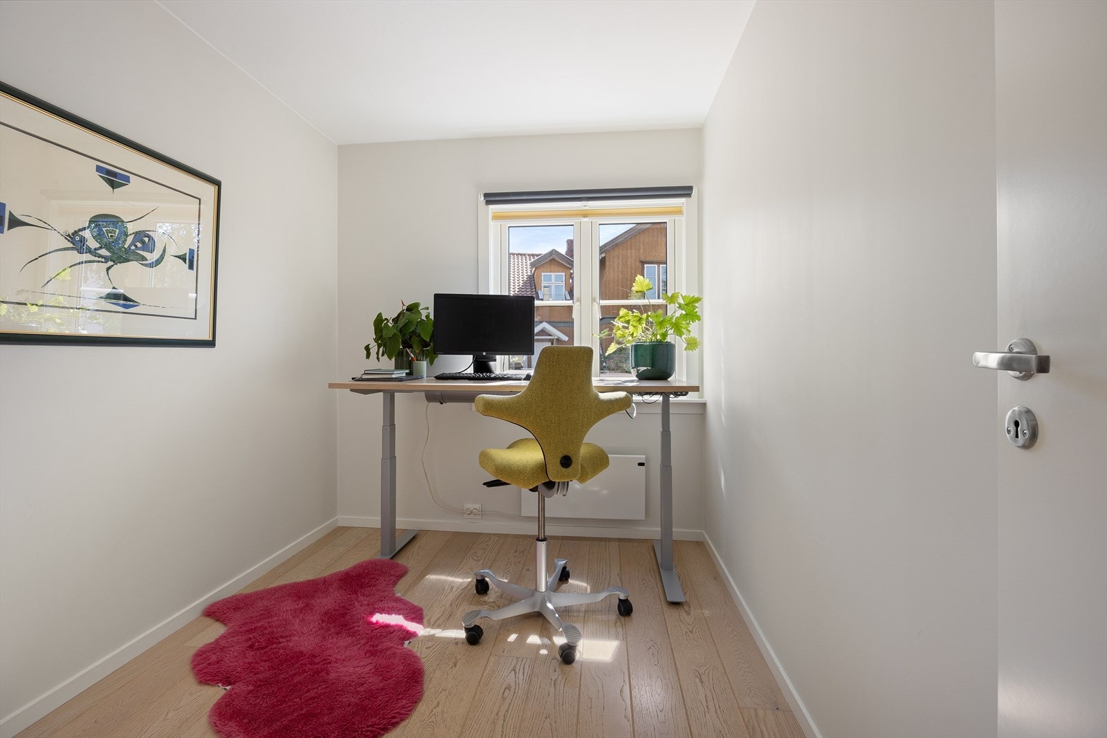 Alle soverommene har store vinduer som sørger for rikt, naturlig lysinnslipp. Galleribilde