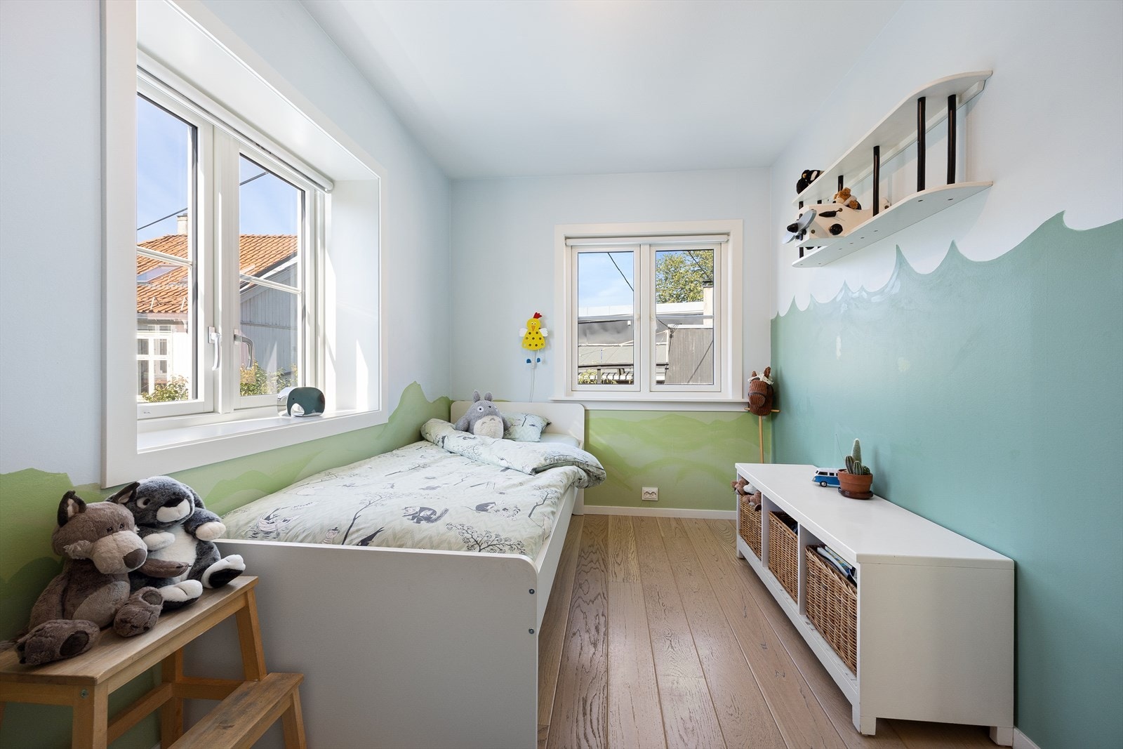 Det er tre gode soverom i boligen, og alle ligger samlet i andre etasje. Galleribilde