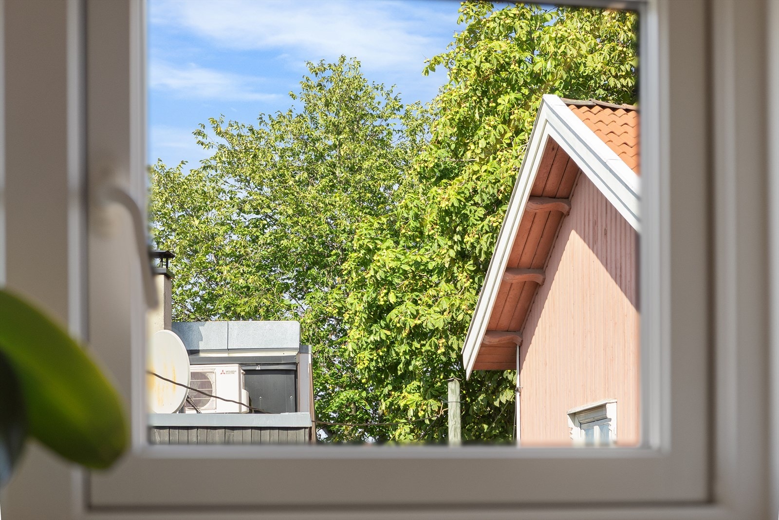 Også badene har usjenerte vinduer med utsyn til den sjarmerende blandingen av gammel og ny trehusbebyggelse. Galleribilde