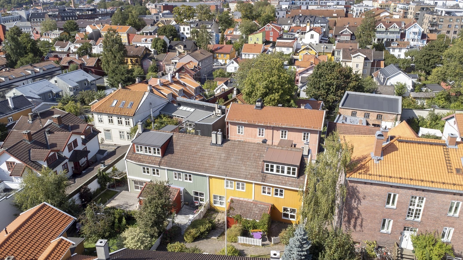 Trehuslandsbyen har kort vei til alt man trenger av butikker, barnehager, skoler, servering, og kollektivtilbud. Galleribilde