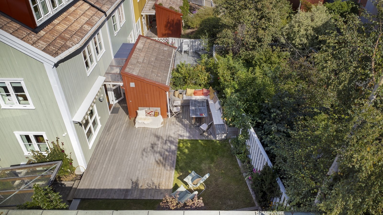 Det er en praktisk utebod på ca. 4 kvm rett ved inngangsdøren. Galleribilde