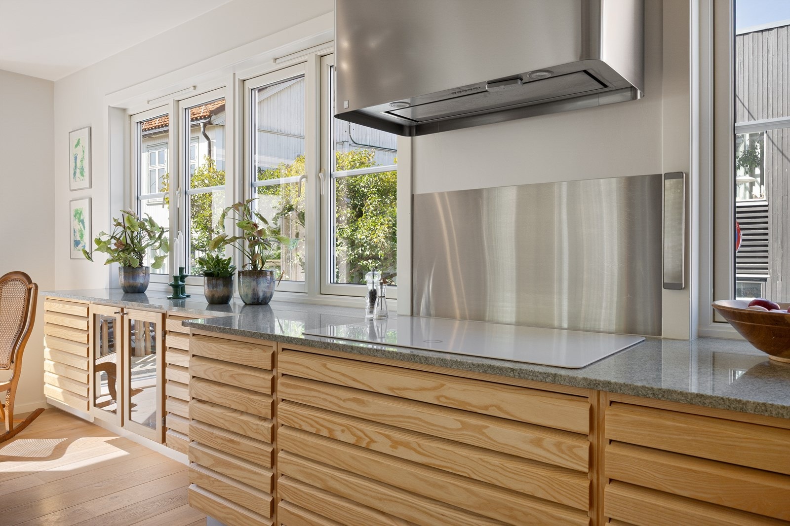 Kjøkkenet har benkeplate i grå naturstein, den eksklusive lyse kvartsitten Costa Smeralda, med underlimt kum i stål. Galleribilde