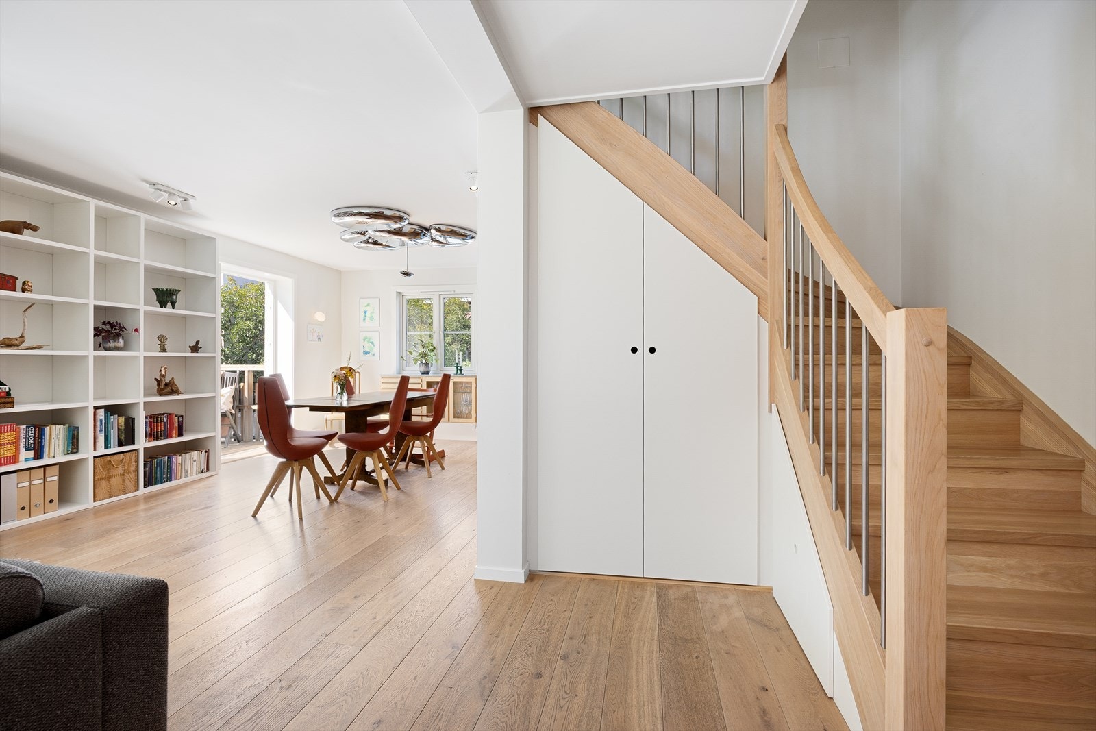 Flere steder i boligen er det smarte, plassbygde oppbevaringsløsninger. Galleribilde