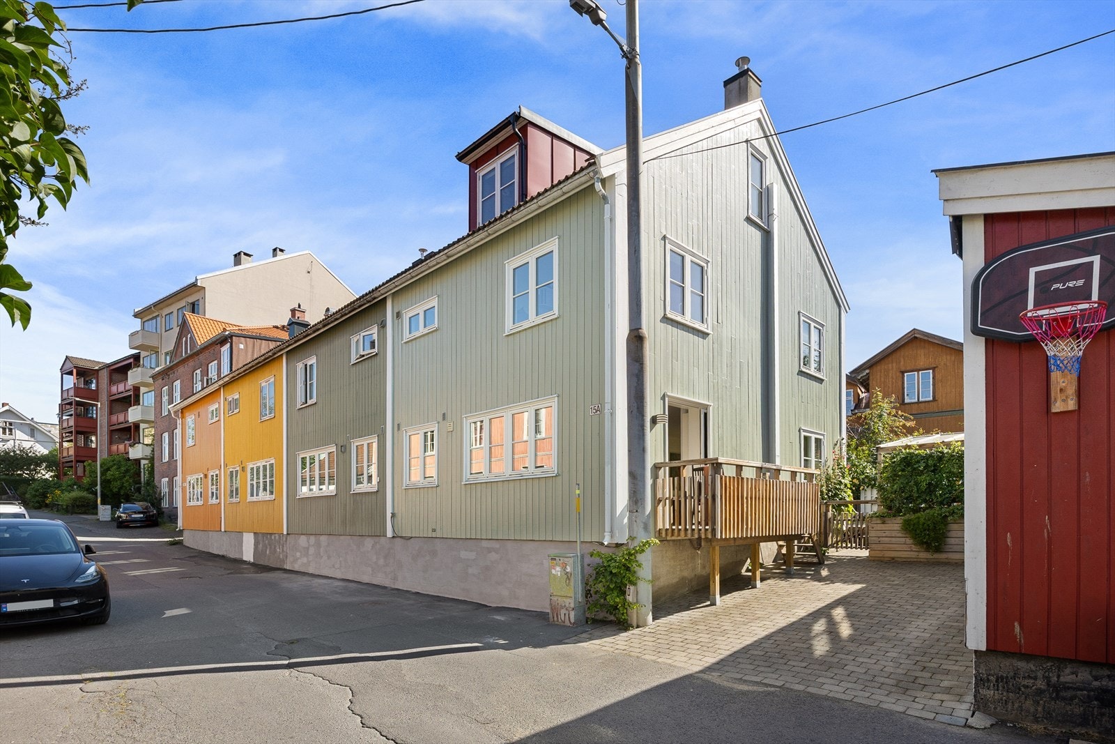 Rekkehuset ble oppført i 1984, og fasaden ut mot gaten står i stil til resten av den vakre bebyggelsen på Rodeløkka. Galleribilde