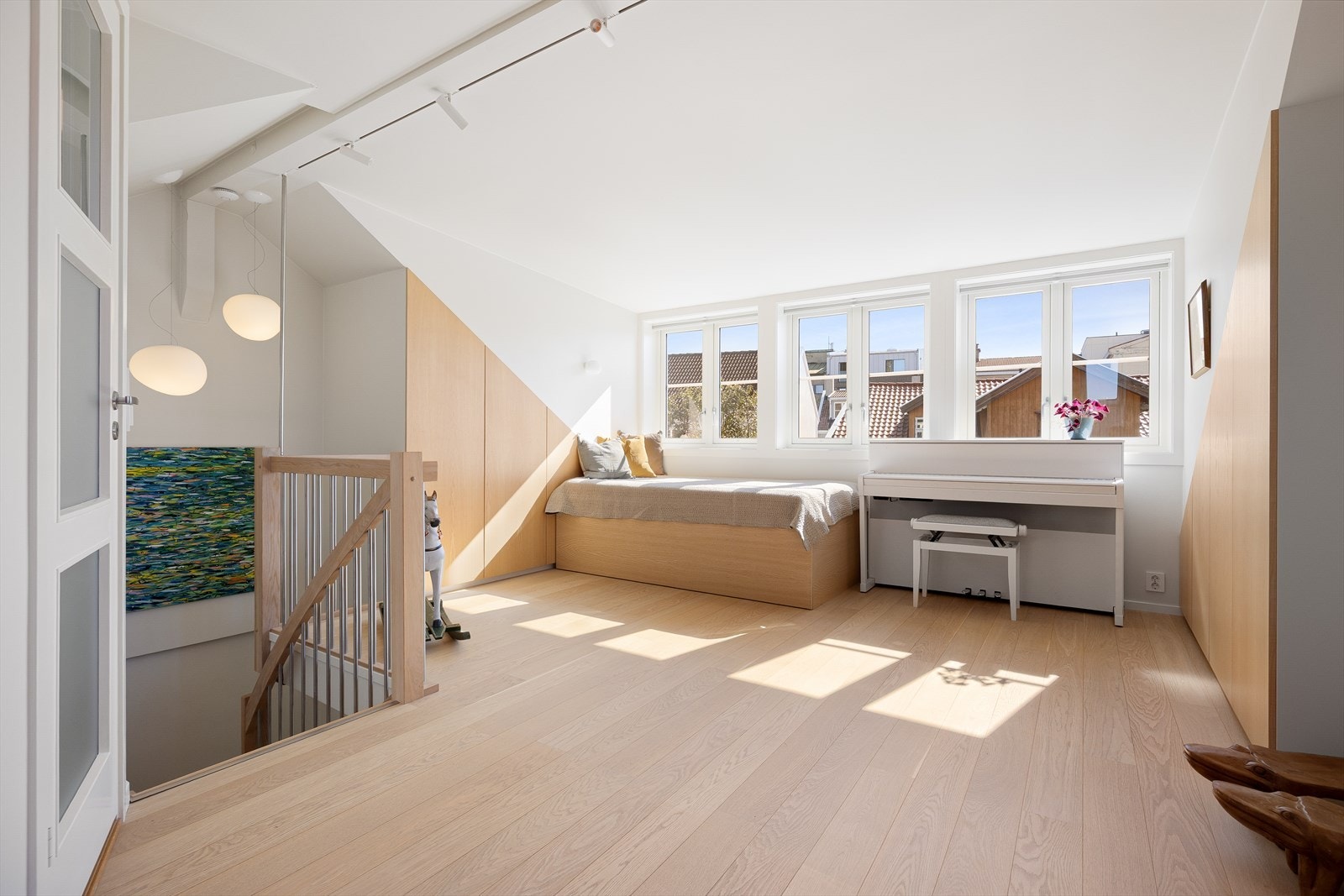 I 2020 ble boligen utvidet med ny, luftig og stilfull loftsetasje med stue og bad/wc, samt god oppbevaringsplass. Galleribilde