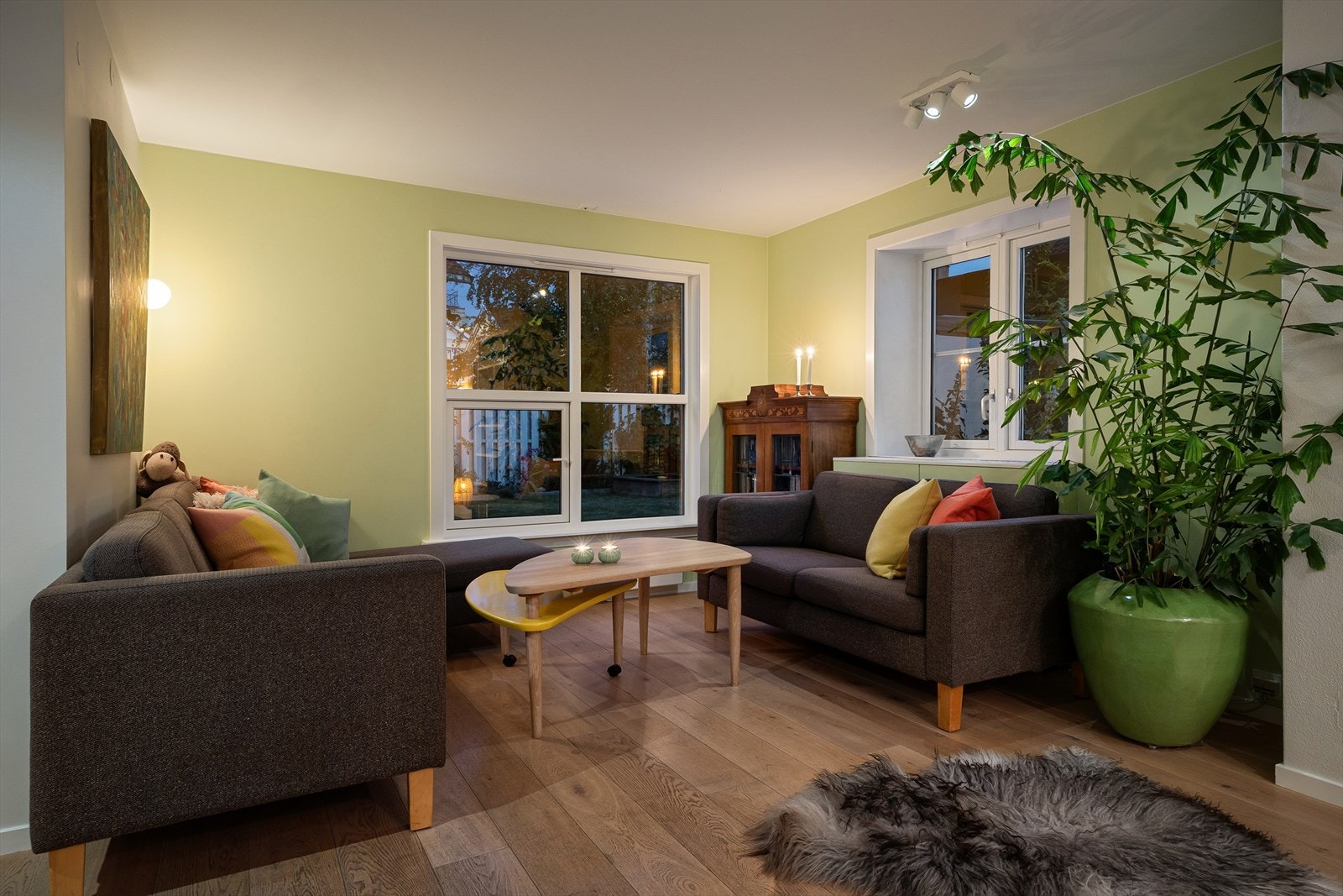 Det store, lave vinduet bringer hagen inn i sofakroken. Alle vinduer er fra 2015 eller 2020. Galleribilde