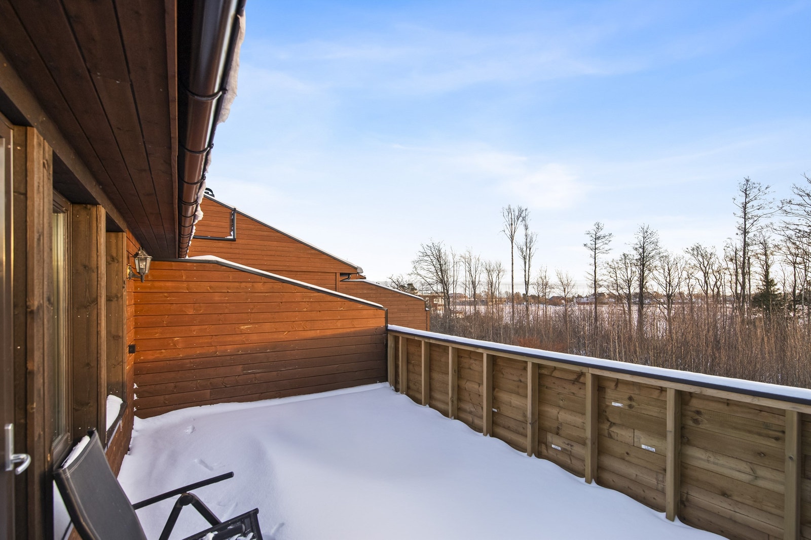 Stor og ny balkong med flott utsikt og gode solforhold Galleribilde