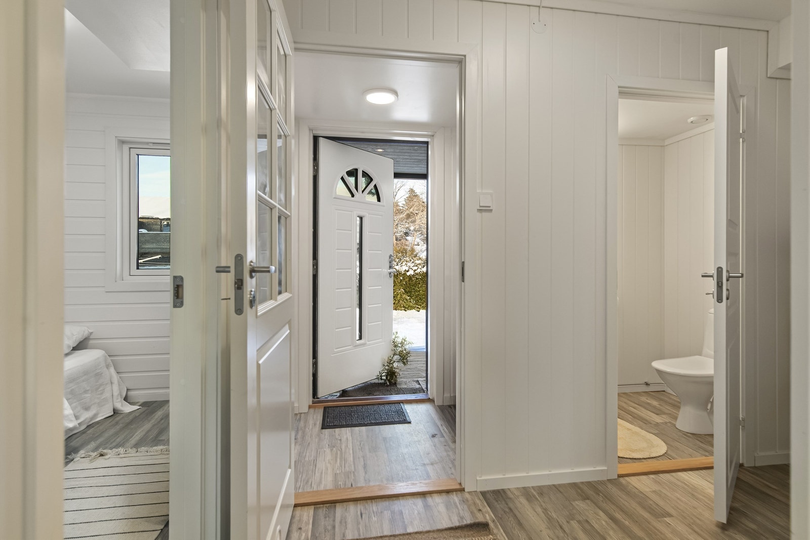Videre i etasjen har du vindfang, toalettrom og soverom 3 Galleribilde