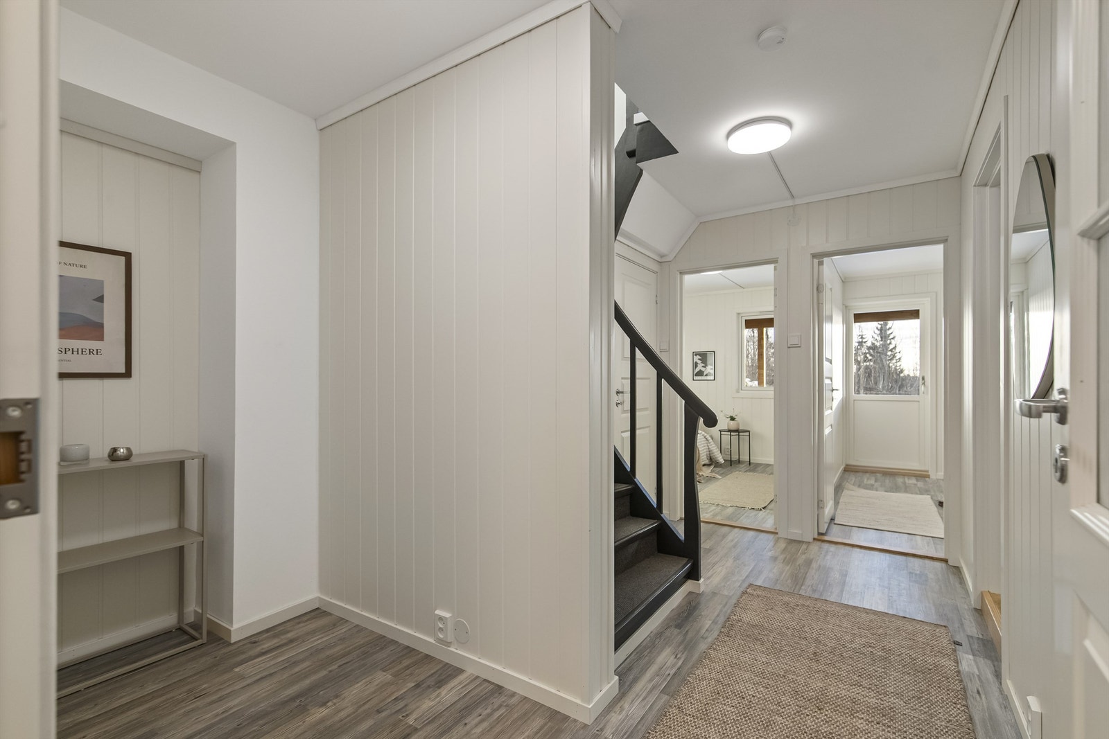 Hall 1.etg med adkomst til 3 soverom, bad og toalett Galleribilde