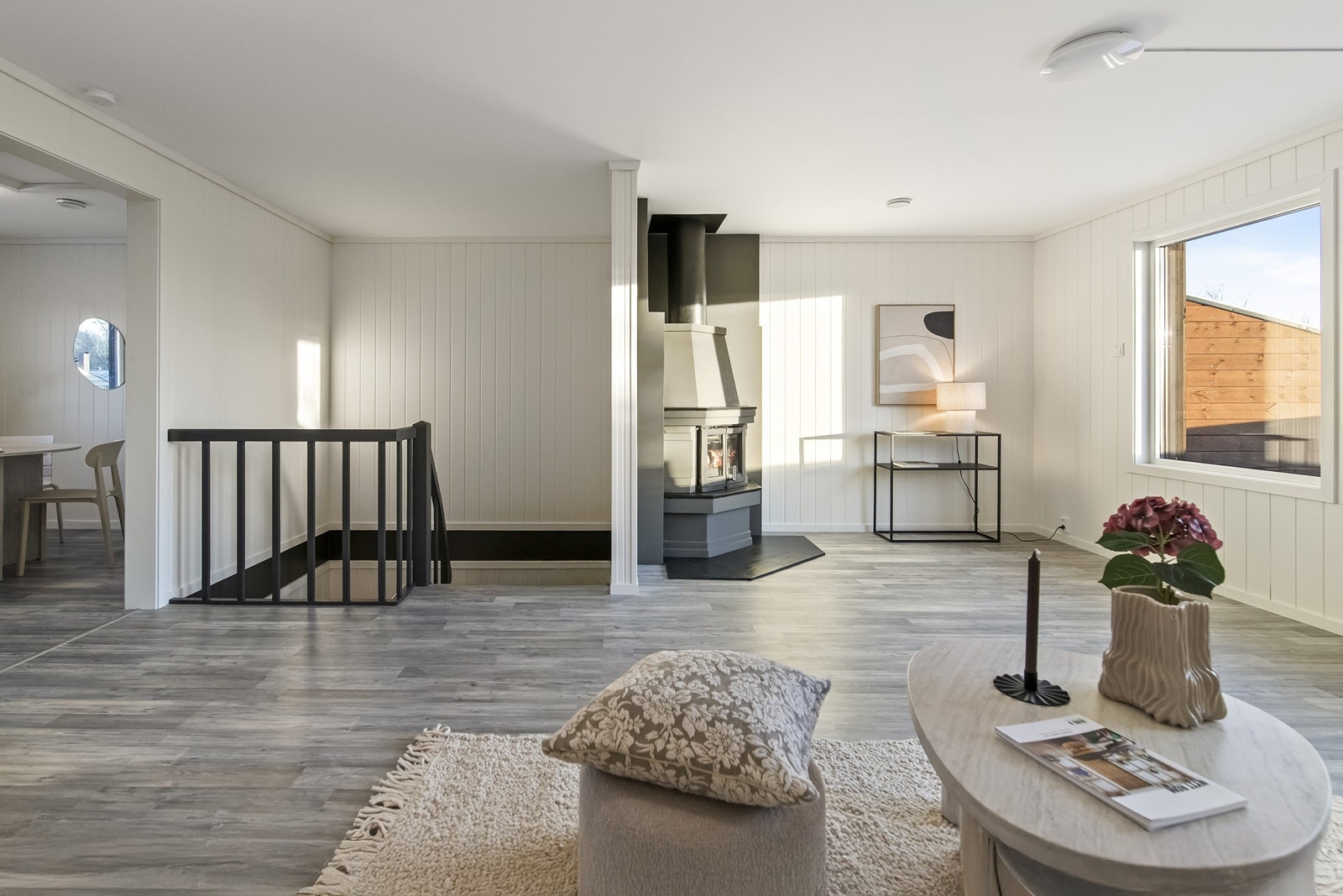 Kjøkkenet ligger i delvis åpen løsning mot stuen Galleribilde