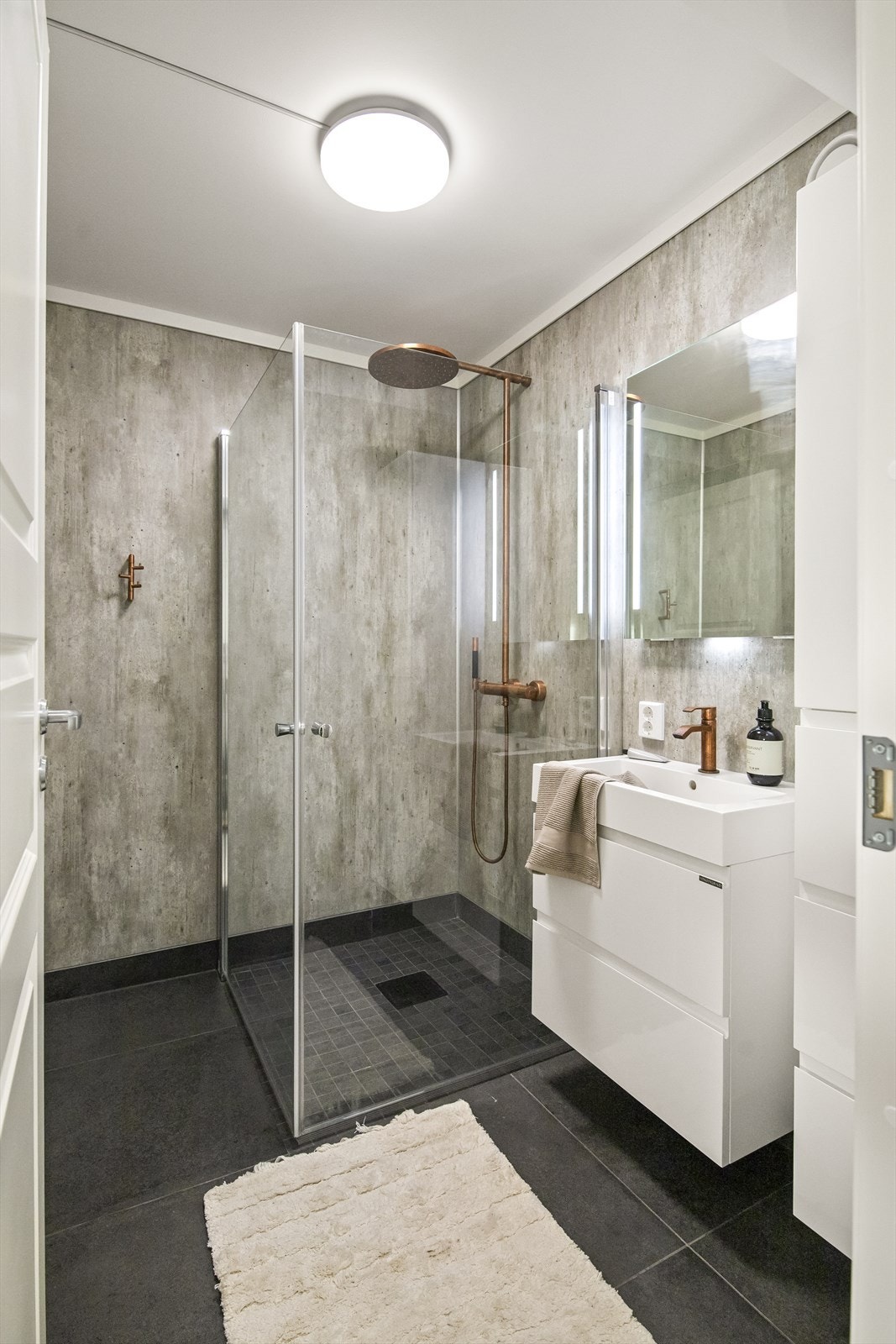 Et lekkert og praktisk baderom Galleribilde