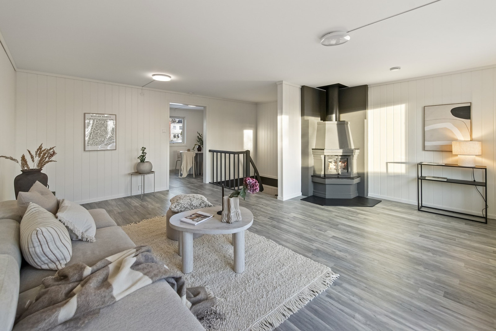 i 2.etg finner du en stor og romlig stue med flere møbleringsmuligheter Galleribilde