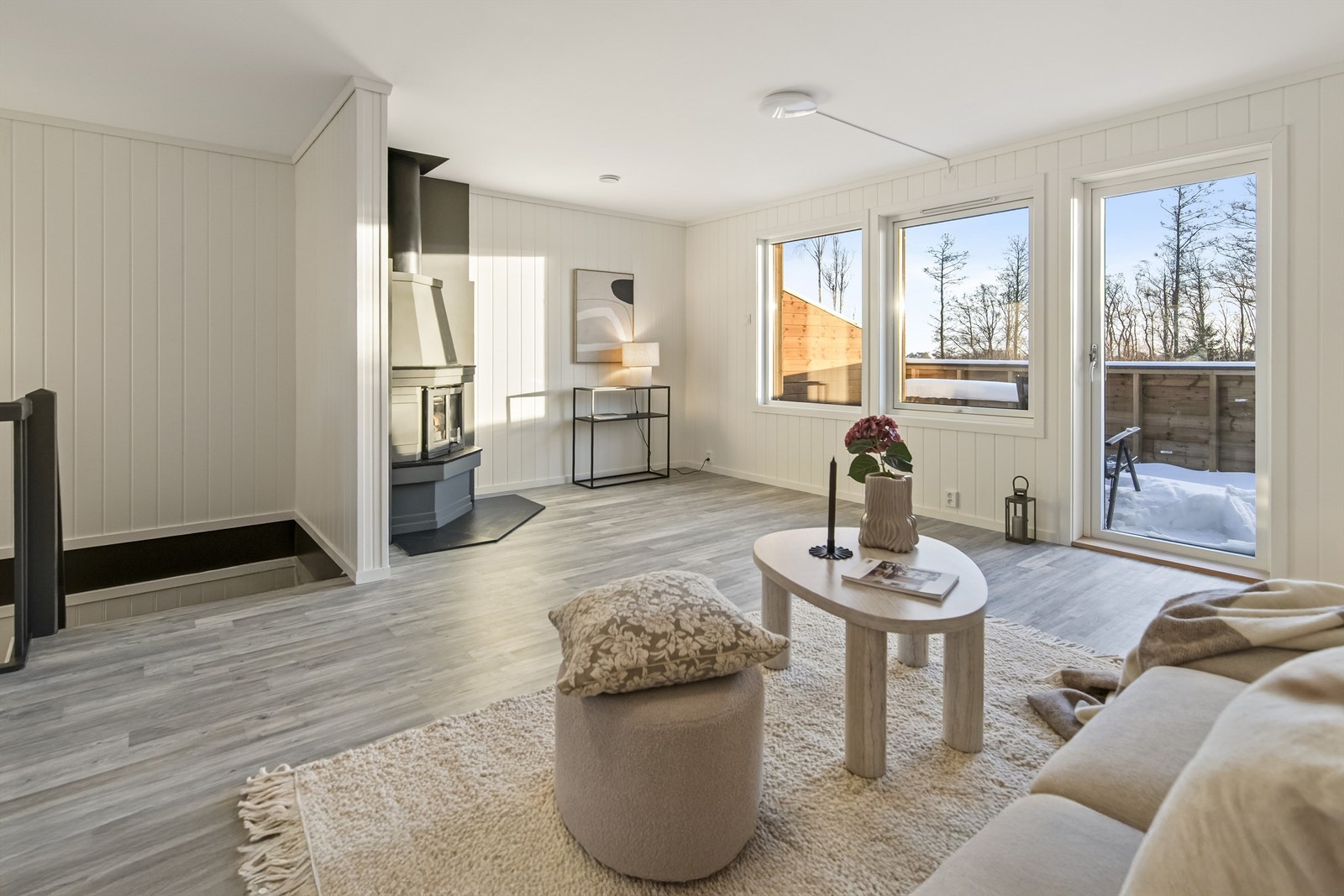 Stuen har store vindusflater som slipper inn godt med naturlig lys Galleribilde