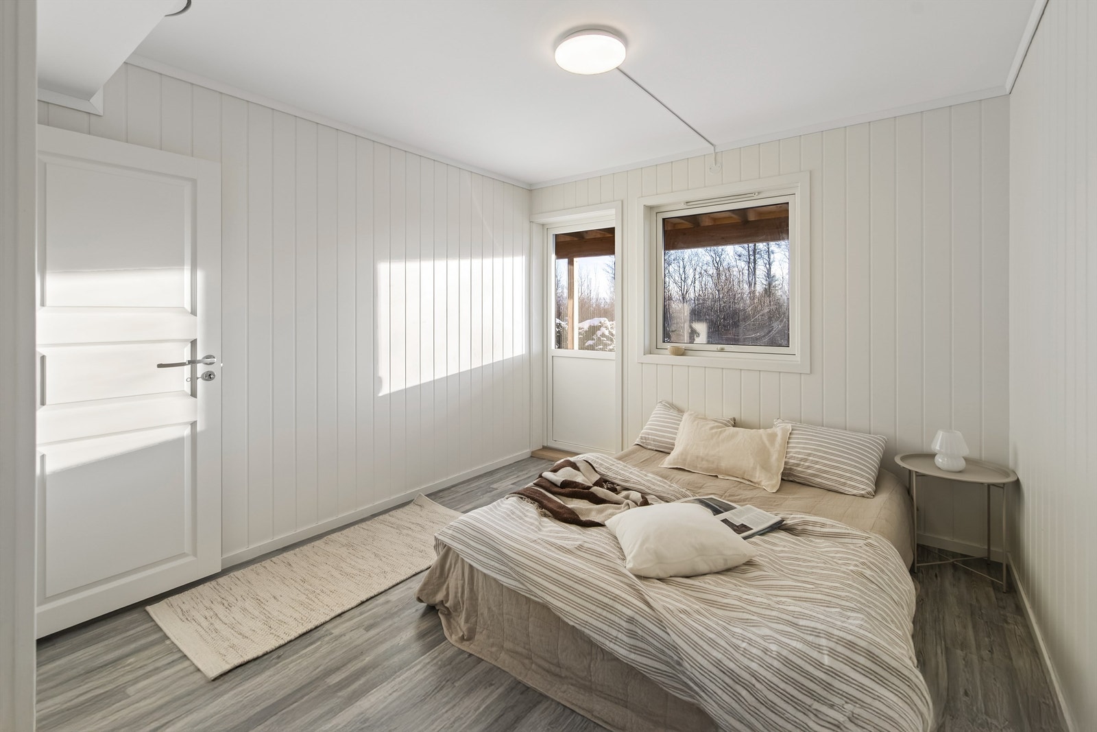 Hovedsoverom i god størrelse med adkomst ned til hage område Galleribilde