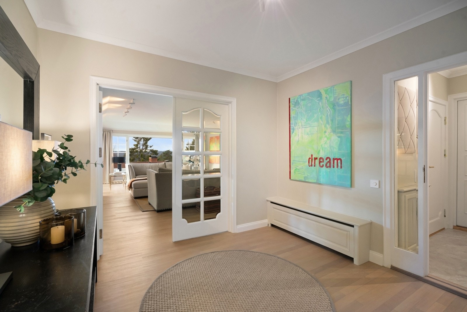 Stor og innbydende hall i hovedetasjen.