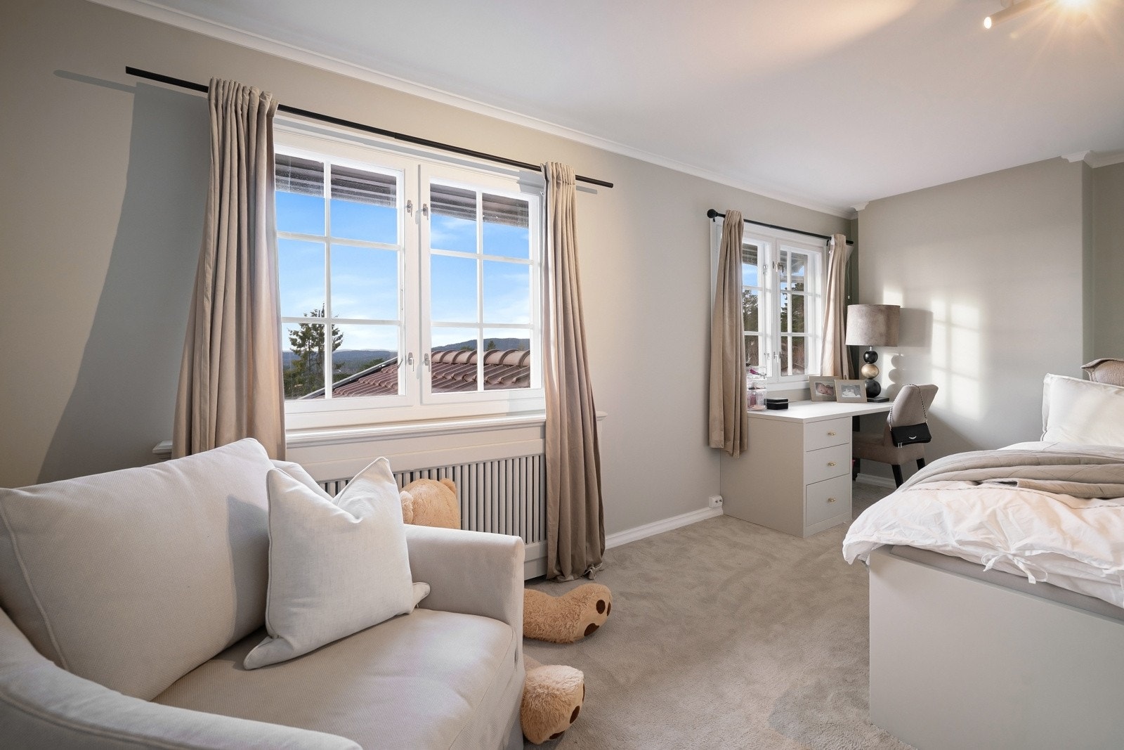 Soverom 2, med plassbygde innredninger.