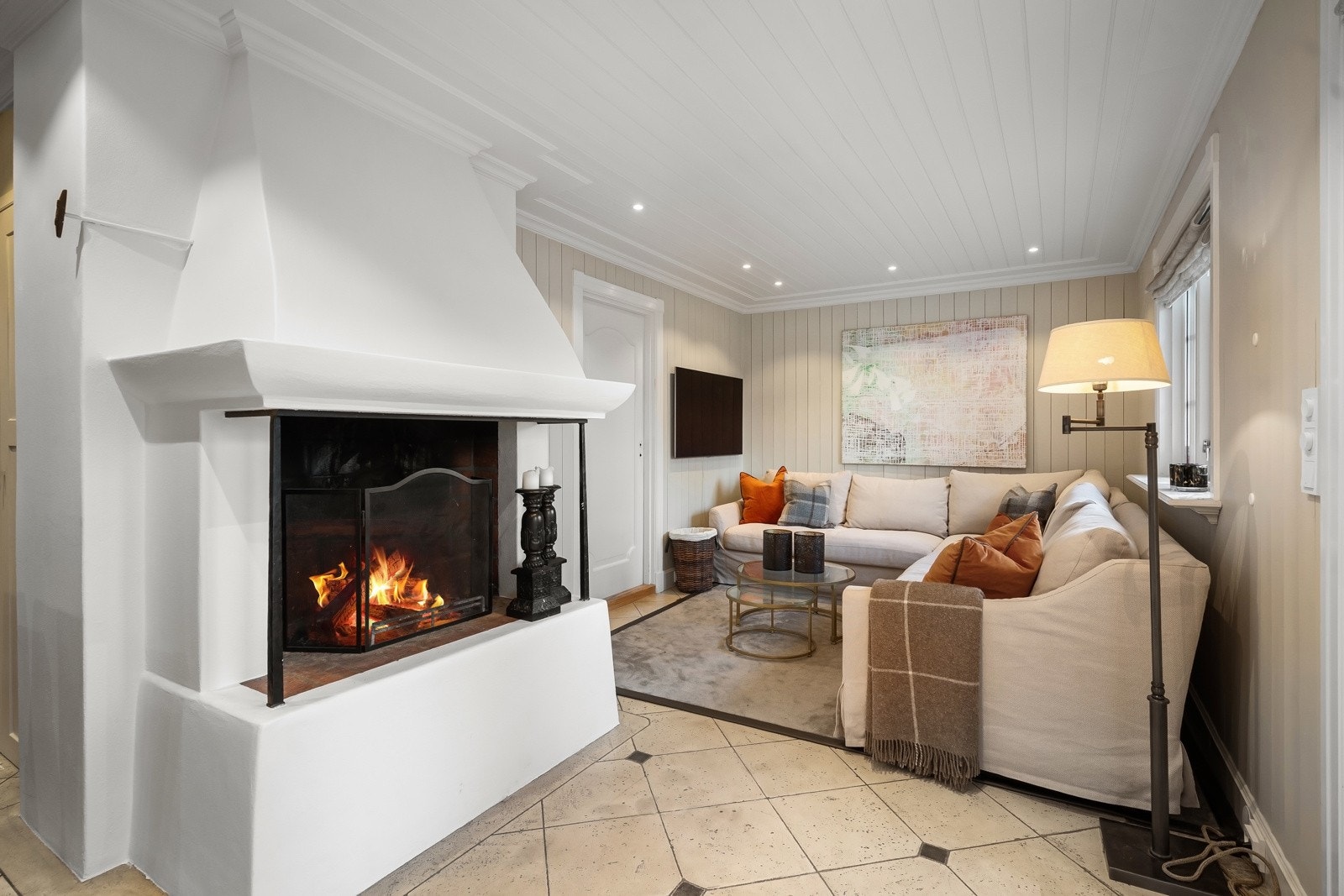 Flott murt peis på kjøkkenet, skaper en hyggelig og lun atmosfære i rommet. Sittegruppe/lounge, gjør kjøkkenet til et populært oppholdsrom i hverdagen.