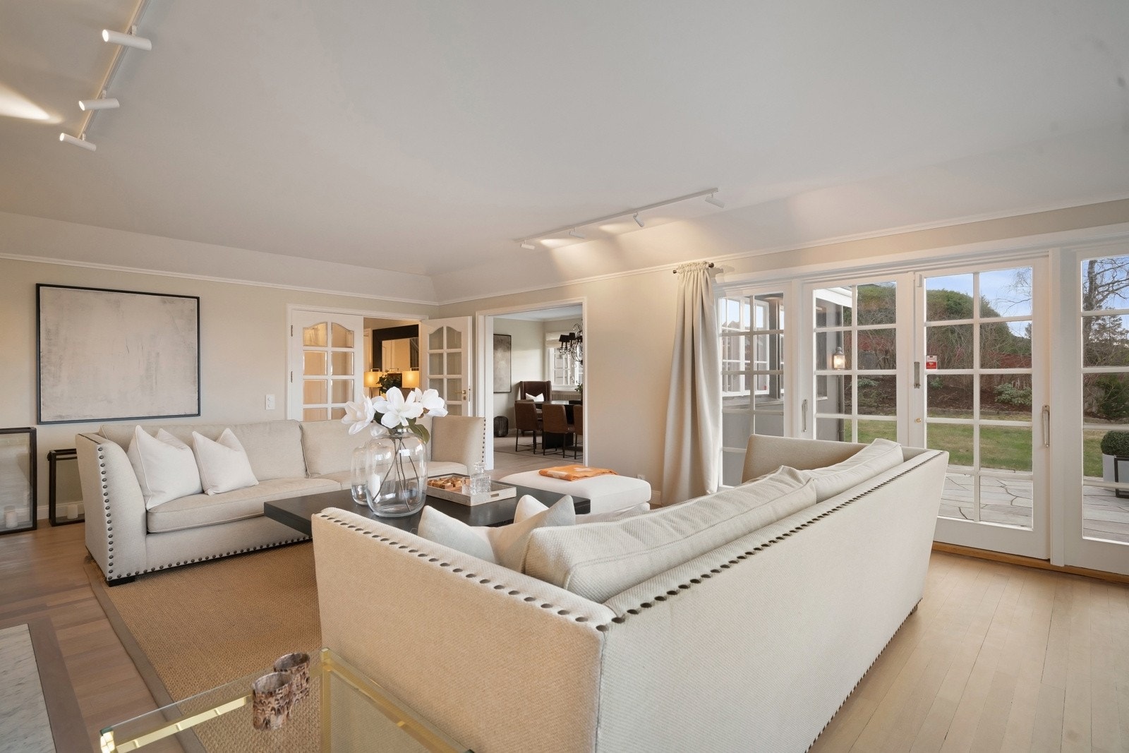 Utgang fra stuen til flislagt terrasseplatting, og hagen for øvrig.