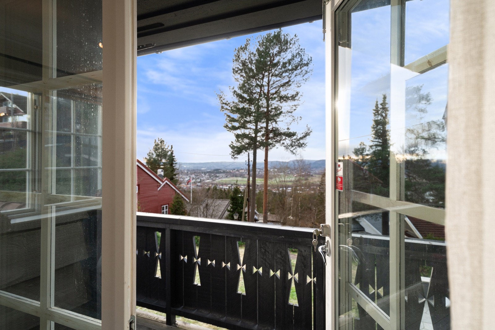 Utgang fra hovedsoverommet til koselig balkong.