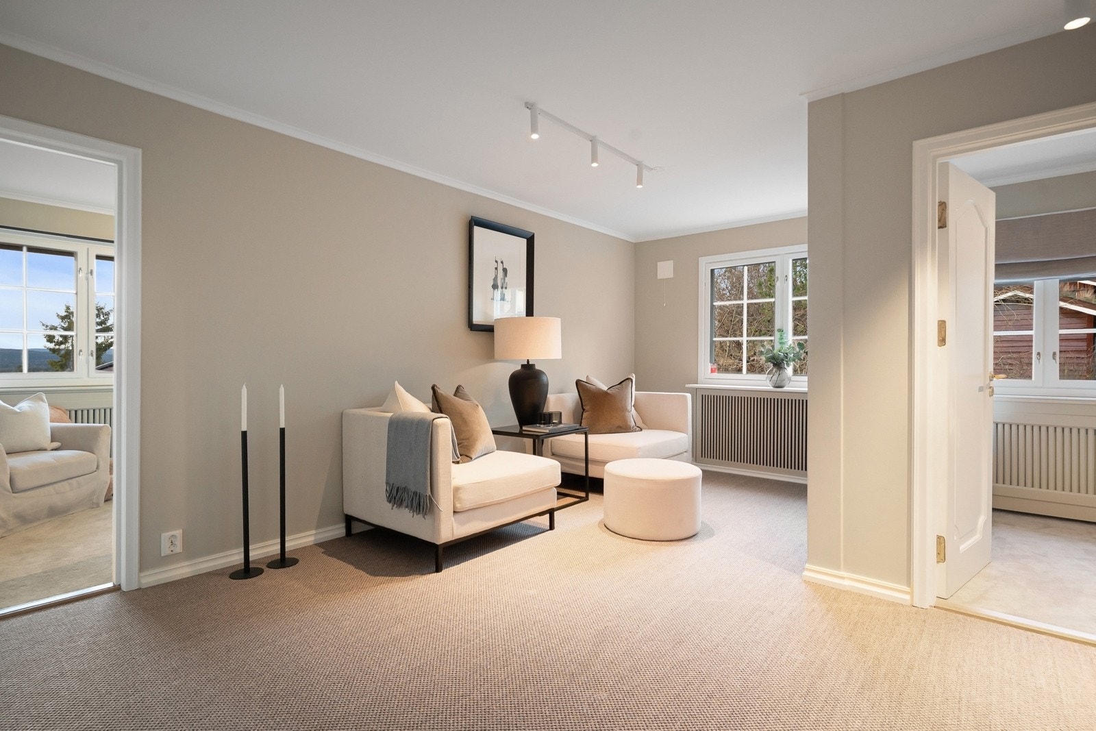 Annen etasje, består bl.a. av loftsstue, fire romslige soverom og to baderom. Etasjen er nylig oppgradert med nye malte overflater, nye vegg til vegg tepper på gulv, og nytt barnebad.