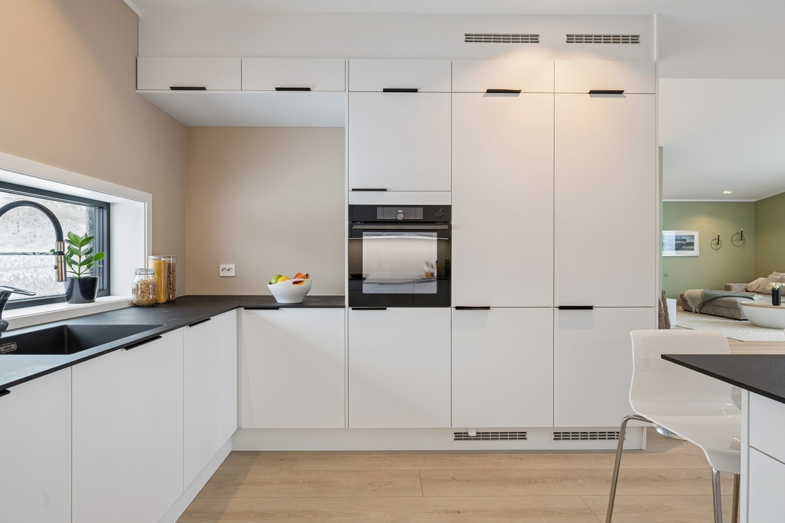 Kjøkkeninnredning med rene linjer og tidløst design - et rom som kombinerer stil og funksjonalitet. Galleribilde