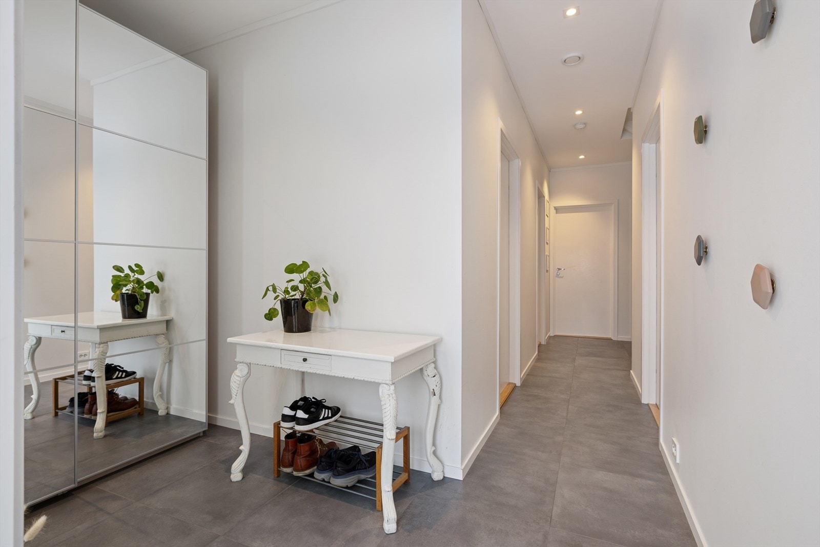 Her ønskes man velkommen inn i en lys, innbydende og romslig entré. Et godt førsteinntrykk som får deg til å følge deg hjemme fra første stund. Galleribilde