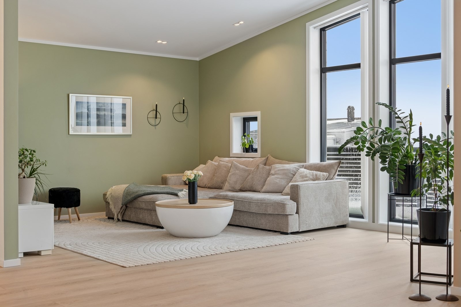 Herlig og romslig stue malt i en dus og tidsriktig farge. Store vindusflater som slipper inn mye naturlig lys. Galleribilde