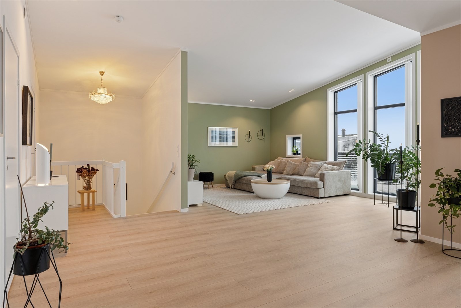 Flott og romslig stue med god plass til både avslapning og sosiale sammenkomster. Galleribilde