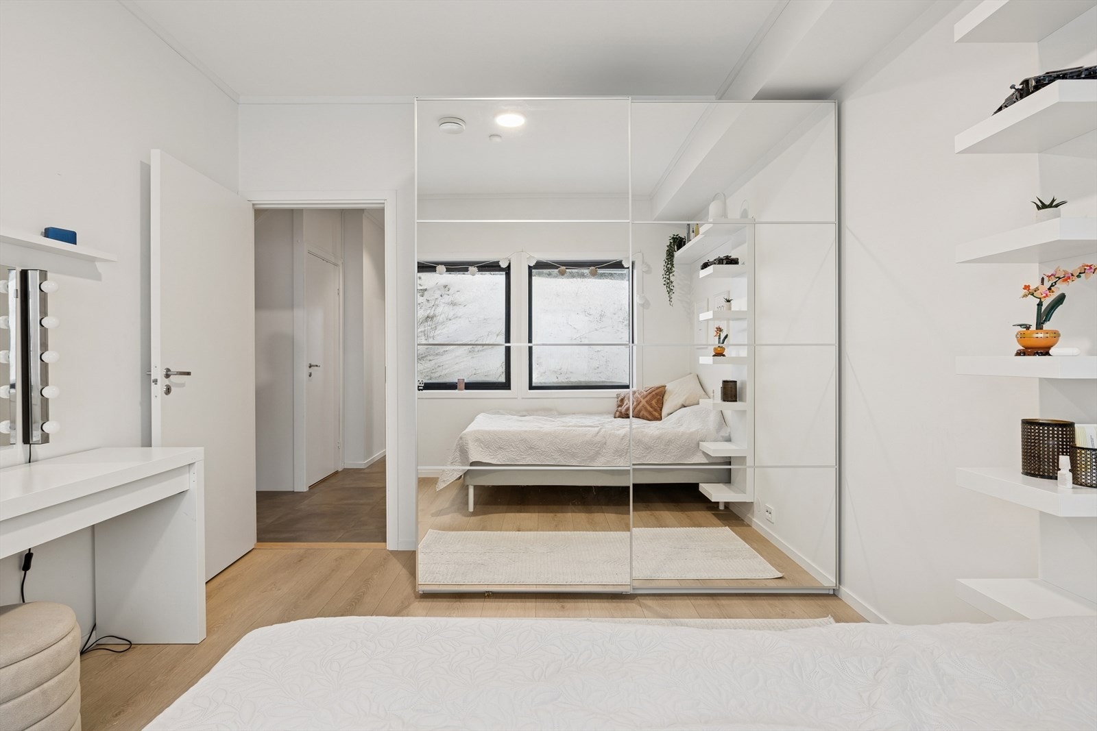 Romslig skyvedørsgarderobe med speilfront Galleribilde