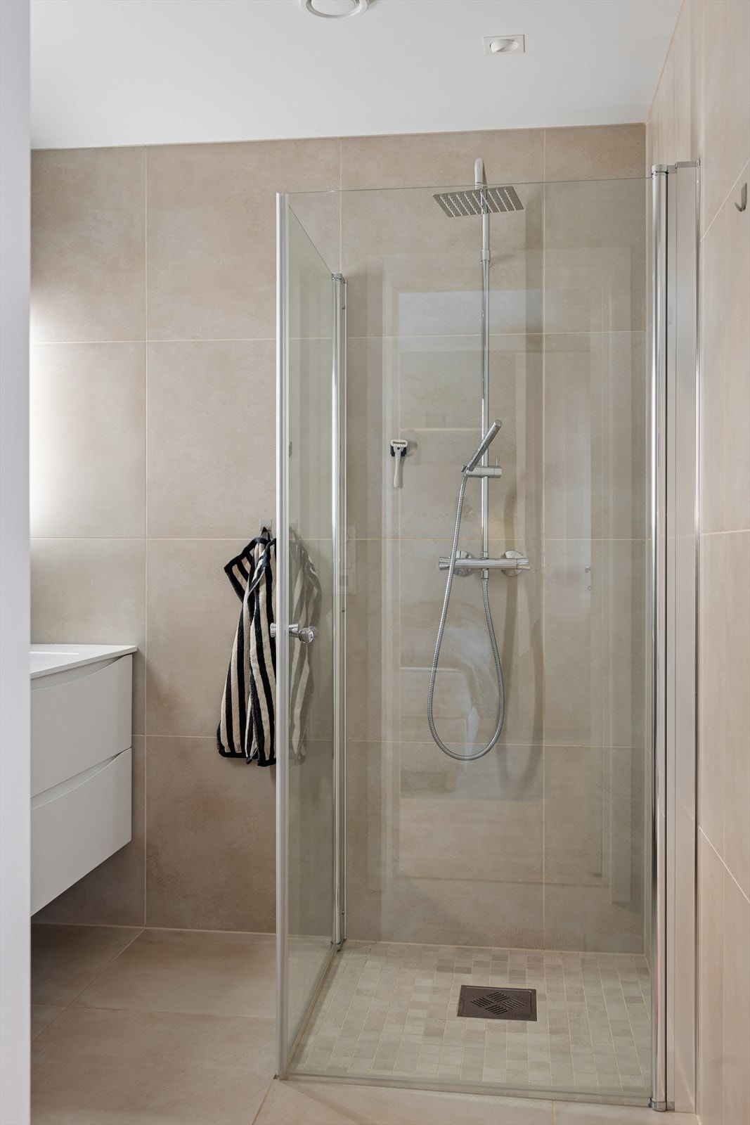 Baderom med dusjhjørne med regndusj. Galleribilde