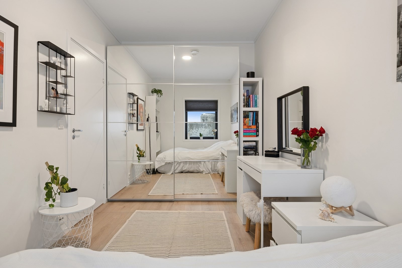 Meget pent soverom kombinert med stil og funksjonalitet. God lagringsplass med speil- og skyvedørsgarderobe. Galleribilde