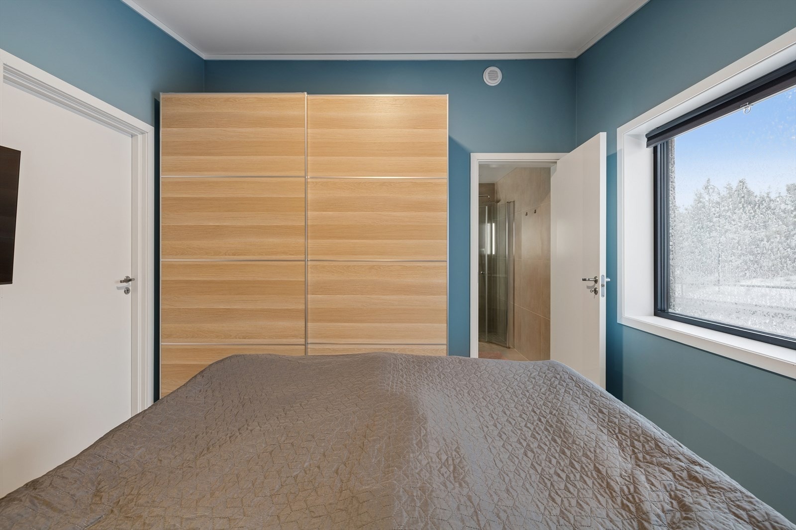 God garderobeløsning for praktisk oppbevaring på soverommet. Galleribilde