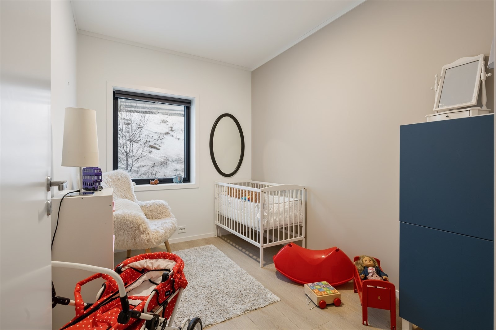 Pent soverom for den aller minste med god plass for lek og moro. Galleribilde