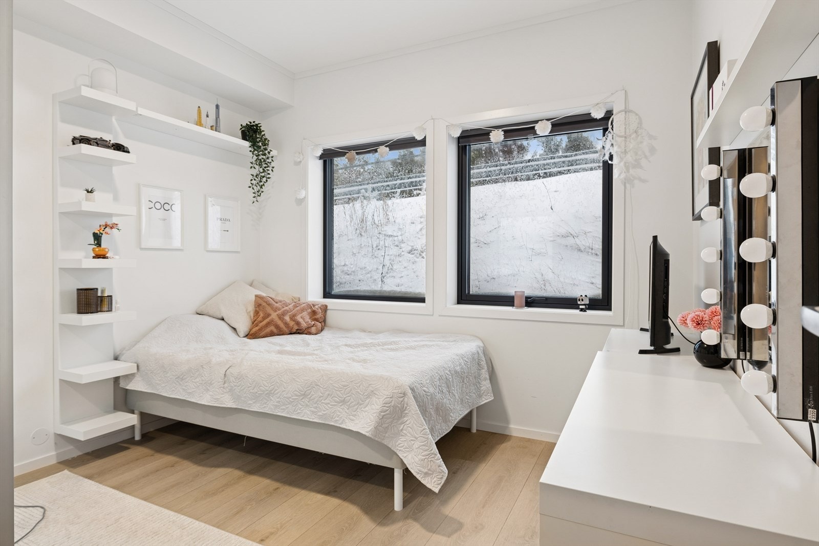 Soverom med store vindusflater og stor skyvedørsgarderobe Galleribilde