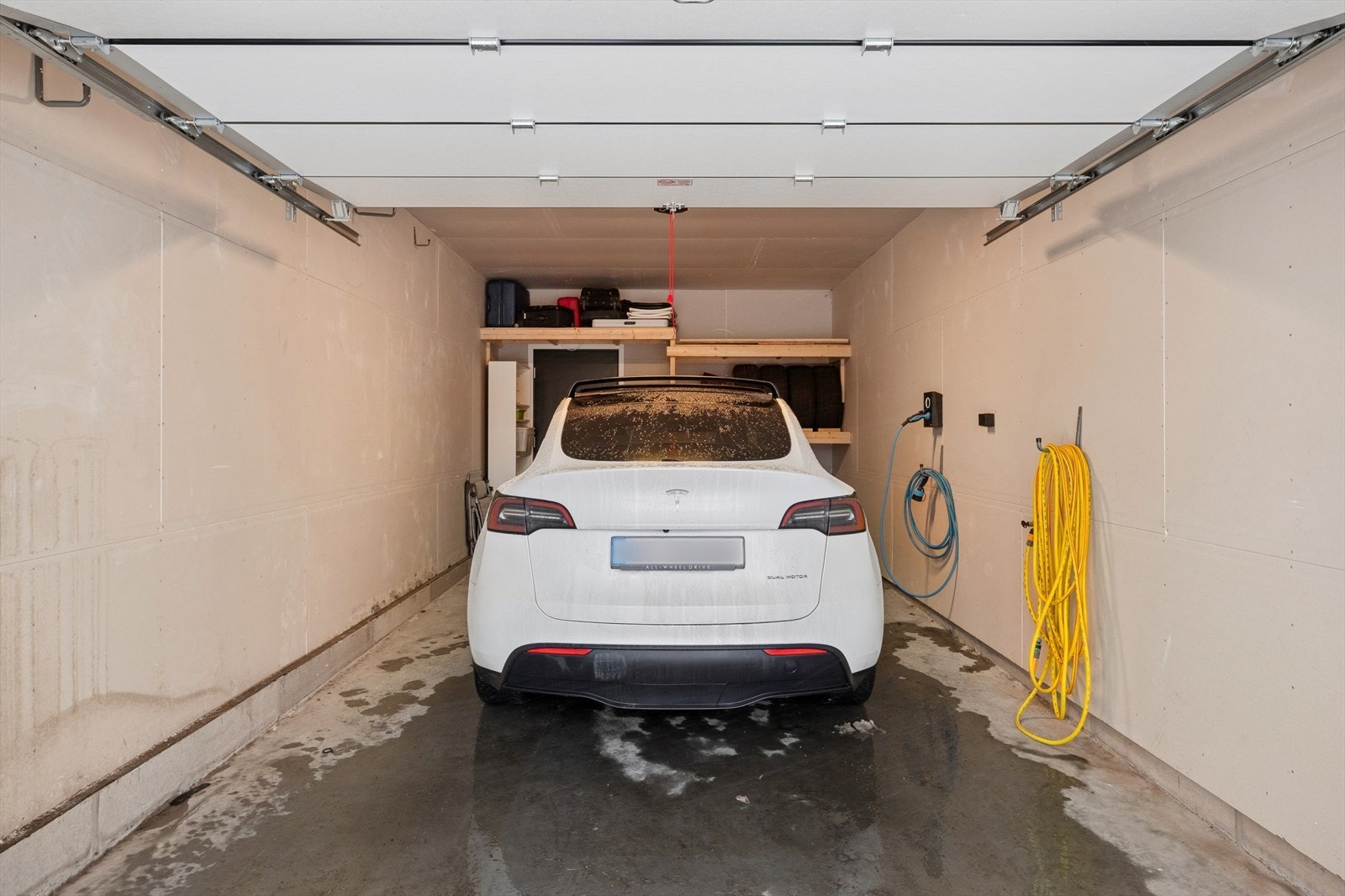 Romslig og isolert garasje. Galleribilde