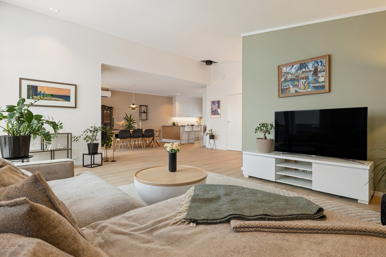 Nyere enebolig over to plan med byggeår 2022, beliggende i et populært boligområde rett utenfor Lillesand. Galleribilde